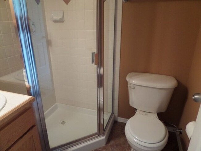 Building Photo - Stunning and Large 3-Bedroom Townhome with Garage FOR RENT in Green Lake!!