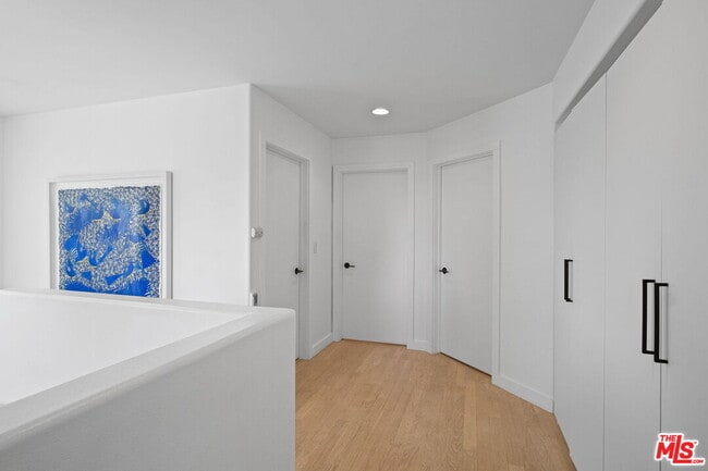 Building Photo - 835 Superba Ave