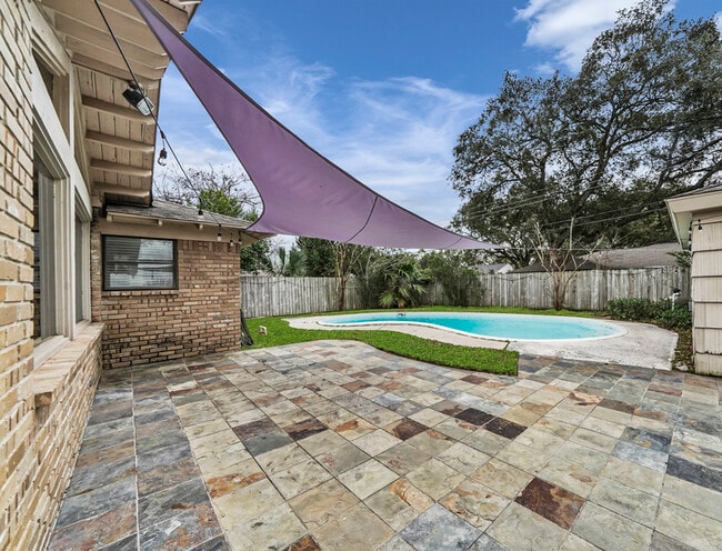 Building Photo - 5807 Burlinghall Dr