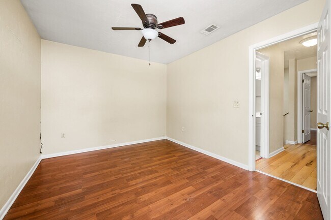 Building Photo - Spacious 3/2 Townhome in Highly Sought-After Marchwood – Available Now!