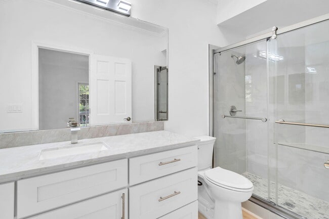 Building Photo - 1524 Glenlake Cir