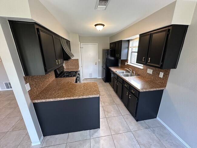 Building Photo - 12101 Scissortail Dr