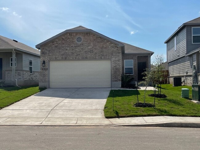 Building Photo - Three Bedroom | Two Bath Home in Scott's Hollow