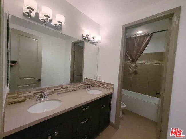 Building Photo - 16243 Cameo Ct