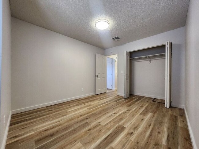 Building Photo - Renovated Cozy 2-Bedroom Duplex | Move In ...