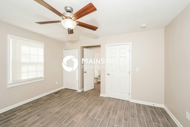 Building Photo - 3 Bedroom Pet-Friendly Home in Center Poin...