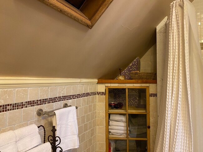 Building Photo - 285 Norwood Ave