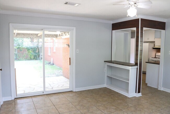 Building Photo - Charming 3-Bedroom + BONUS SUNROOM