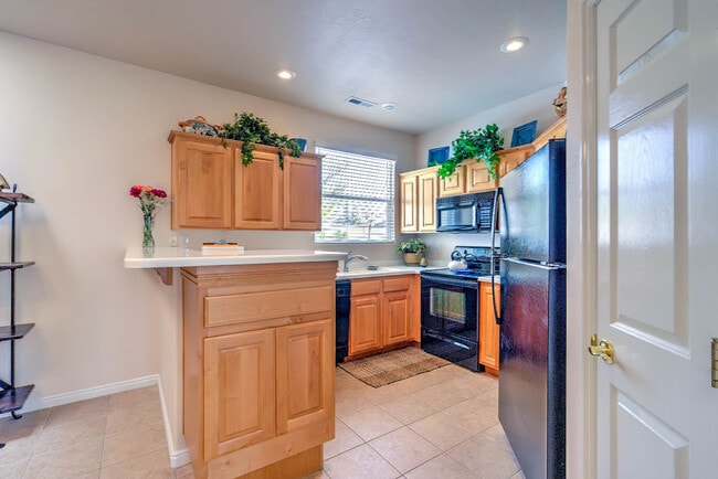 Building Photo - Fully Furnished Home. All utilities includ...