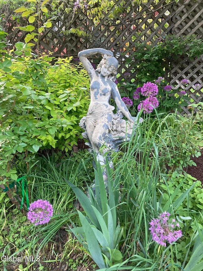 Building Photo - 162 4th St