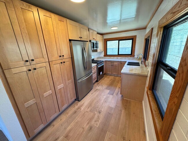 Building Photo - 8220 Edison Dr