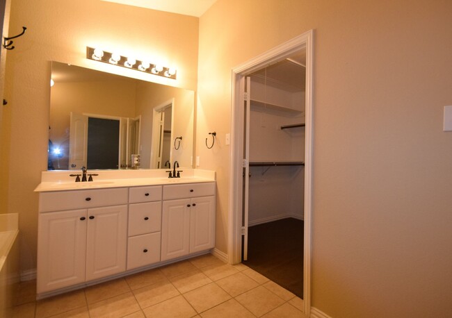 Building Photo - Beautiful 2 bed, 2.5 Bath Townhome in Plano