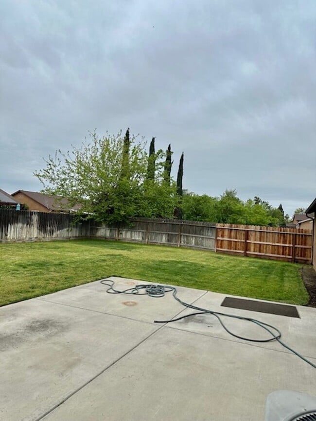 Building Photo - Clean and neat 4 bedroom, 2 bathroom single story in the Fancher Creek area 93727