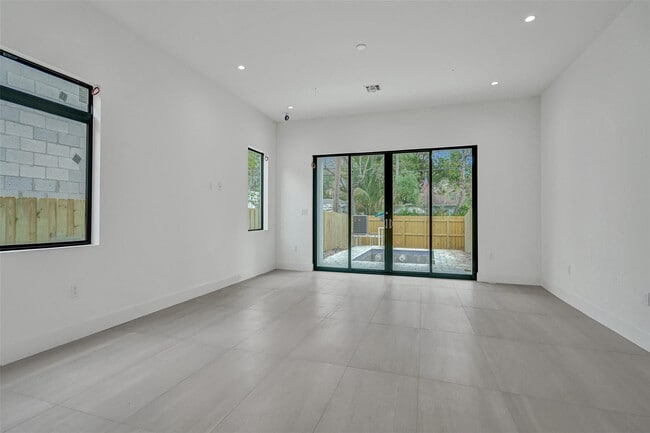 Building Photo - 606 SW 7th Ave