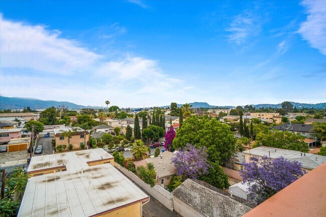 Building Photo - 6938 Laurel Canyon Blvd