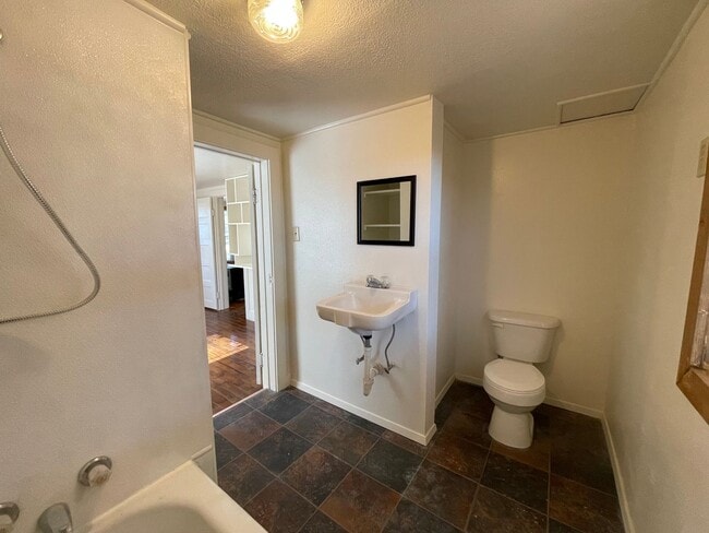 Building Photo - Located in Portales!! Cozy 1 bed!