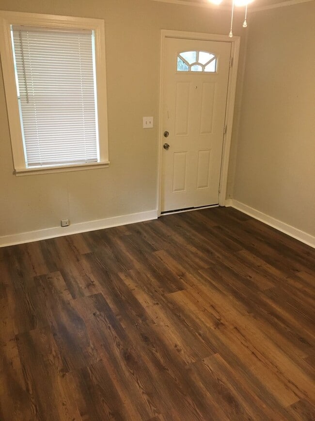 Building Photo - 2/1 House in North Rome $900