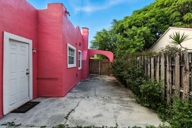 Building Photo - 423 Kern St