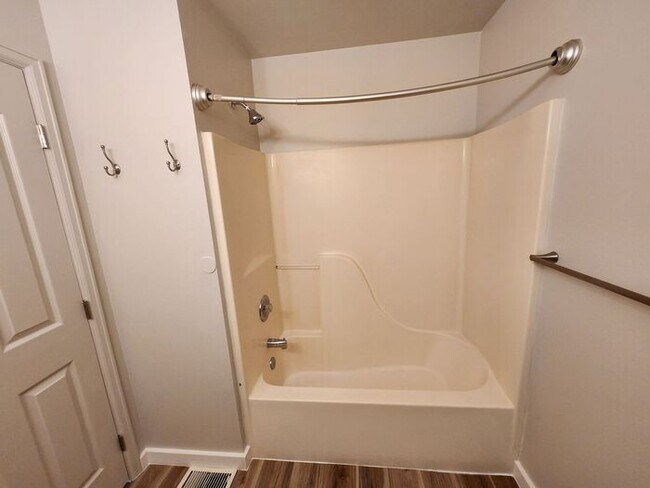 Building Photo - Renovated Cozy 2-Bedroom Duplex | Move In ...