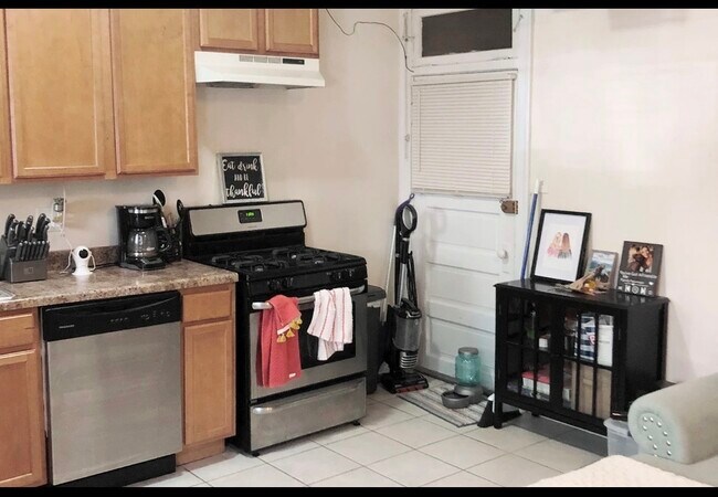 Building Photo - 3325 N Lakewood Ave