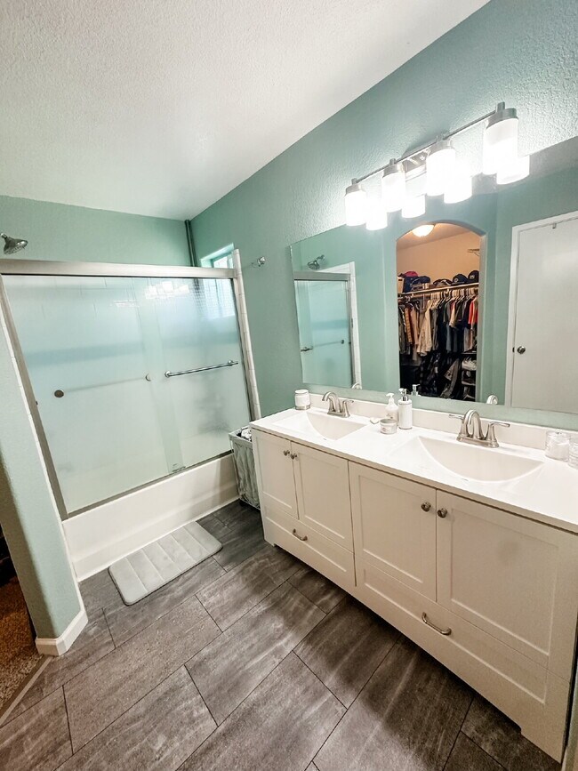 Building Photo - “4-Bedroom, 2-Bathroom Home in Yuma”