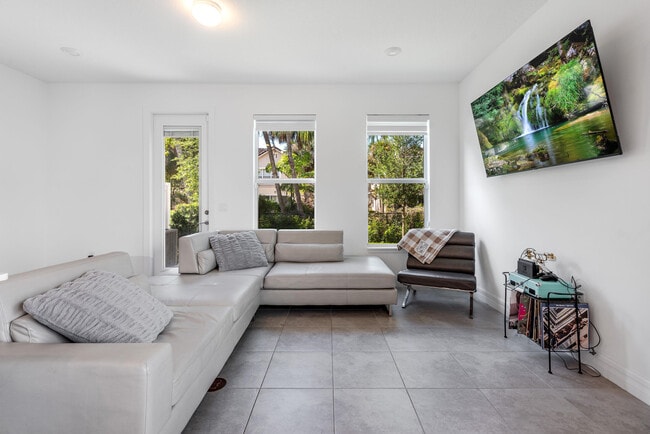 Building Photo - 6082 Carre Wy