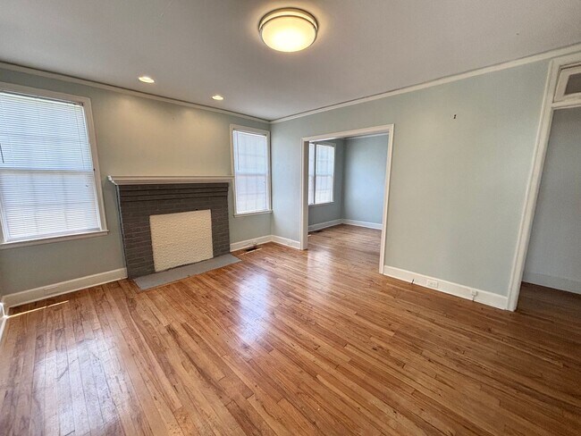 Building Photo - Cute Rosewood Bungalow
