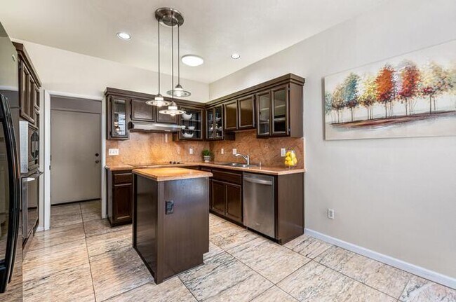 Building Photo - 142 Lakeshore Dr