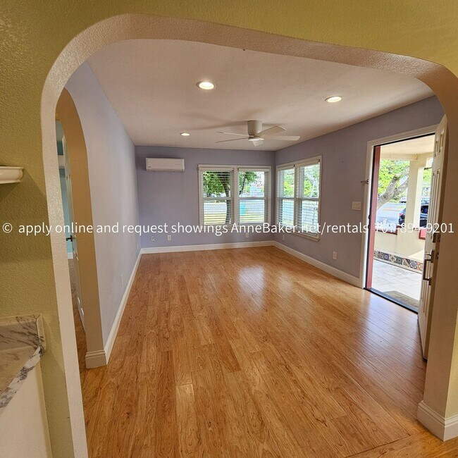 Building Photo - Downtown home on Corner Lot Available Now