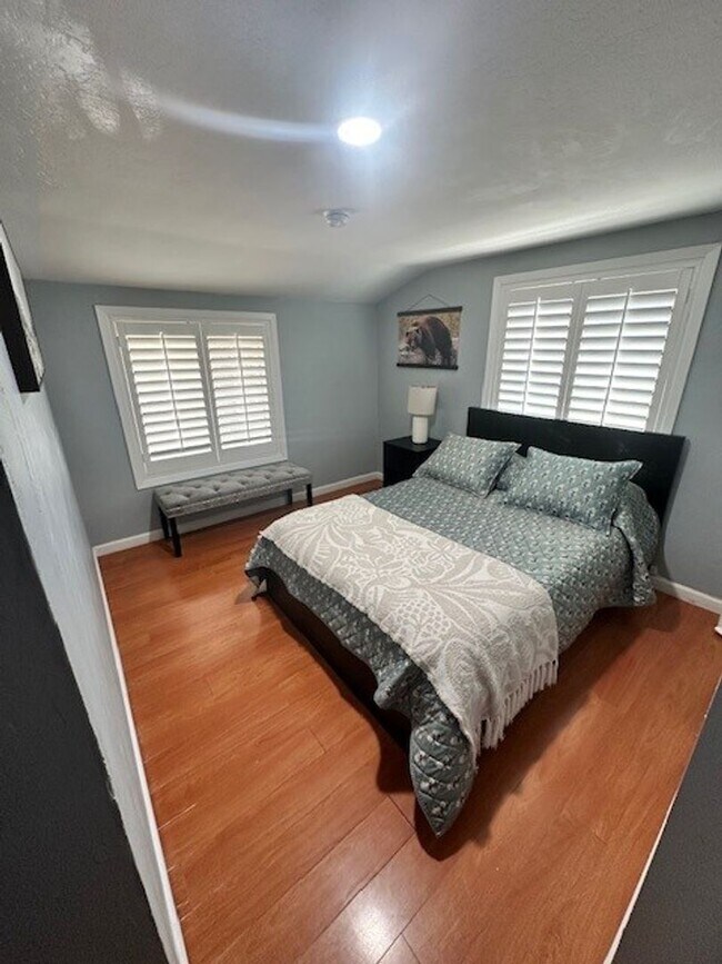 Building Photo - Nicely renovated 2Bd 2Ba house with large yard and pet friendly!! Available for a seasonal rental...