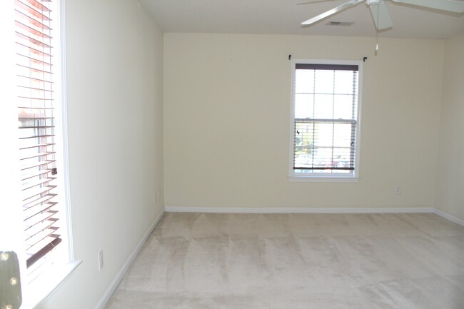 Master bedroom - 6118 Hedgecock Cir