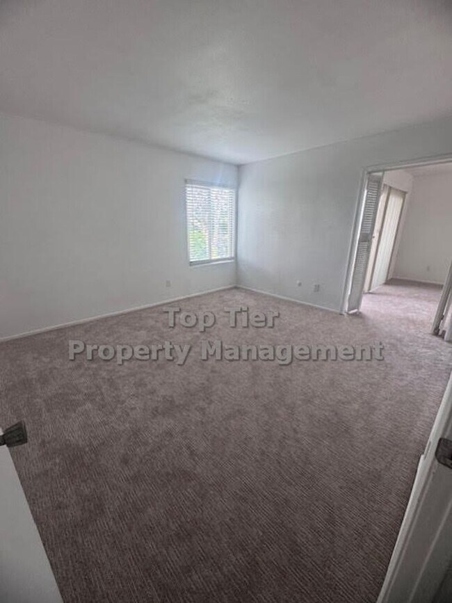 Building Photo - Rare Lower Unit with Stunning Views & In-Unit Laundry