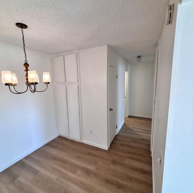 Building Photo - LIGHT & BRIGHT UPGRADED, 2 BEDROOM CONDO, ...