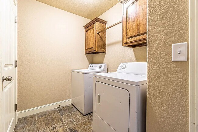 Building Photo - 3104 SW Featherston Rd