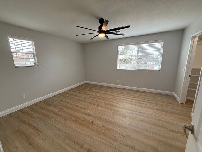 Building Photo - Spacious 6 bedroom 6 bathroom house in cov...