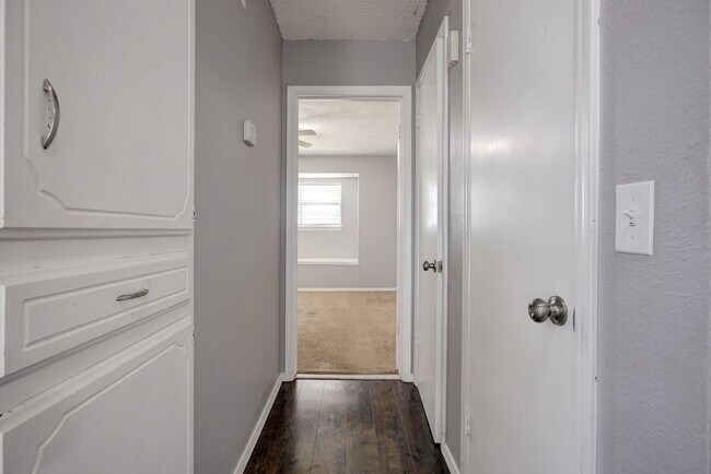 Building Photo - 916 S Patterson Dr
