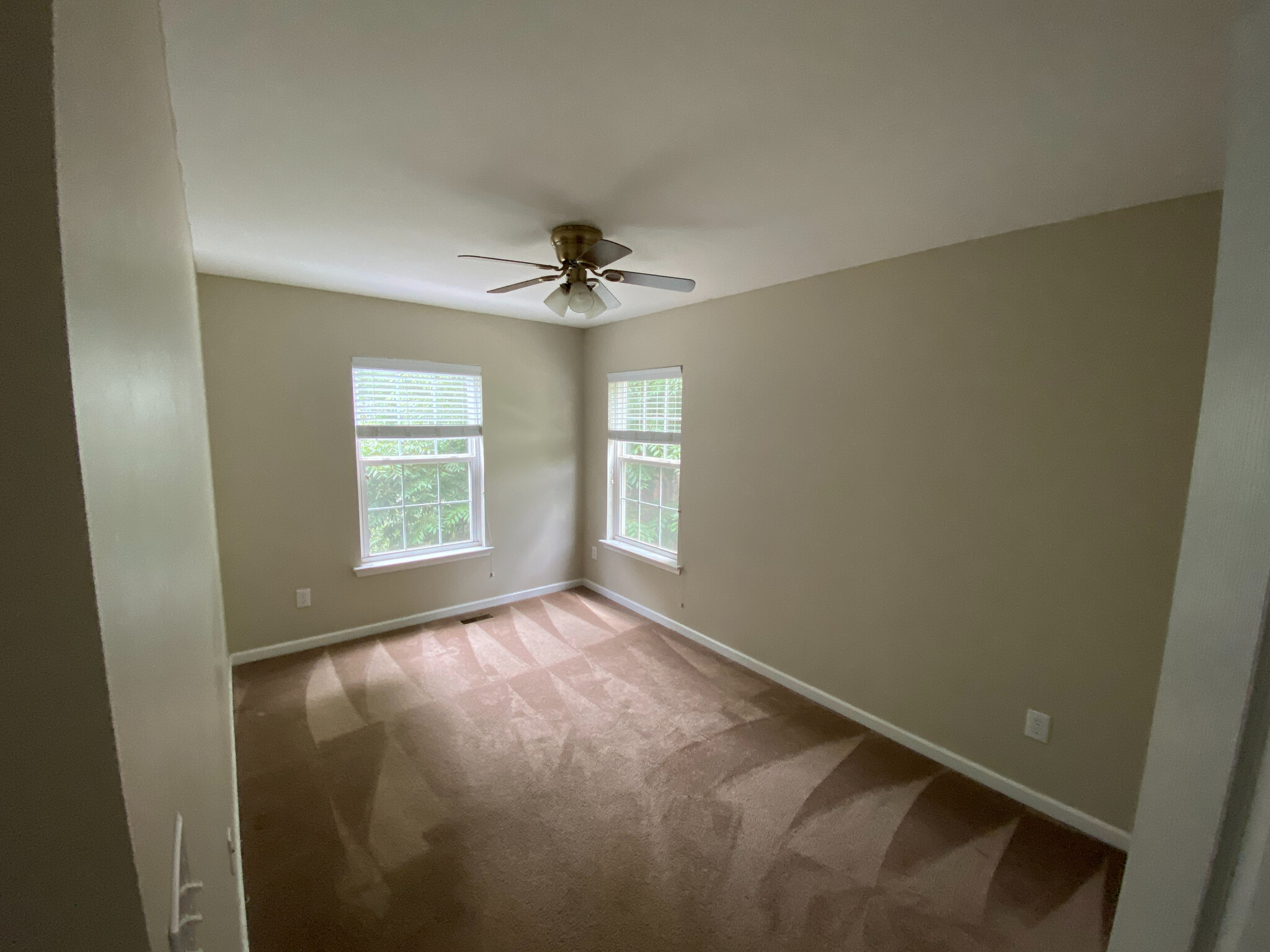 Building Photo - Room in Townhome on Barrymore St