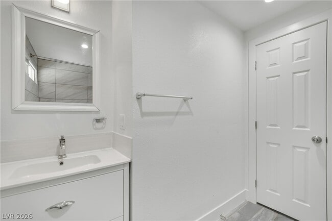 Building Photo - 1050 E Hassett Ave