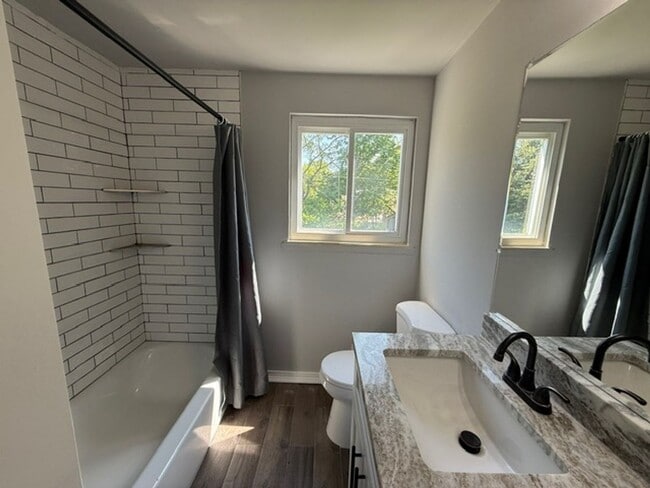 Building Photo - 2 bedroom 1.5 bathroom townhouse - Availab...
