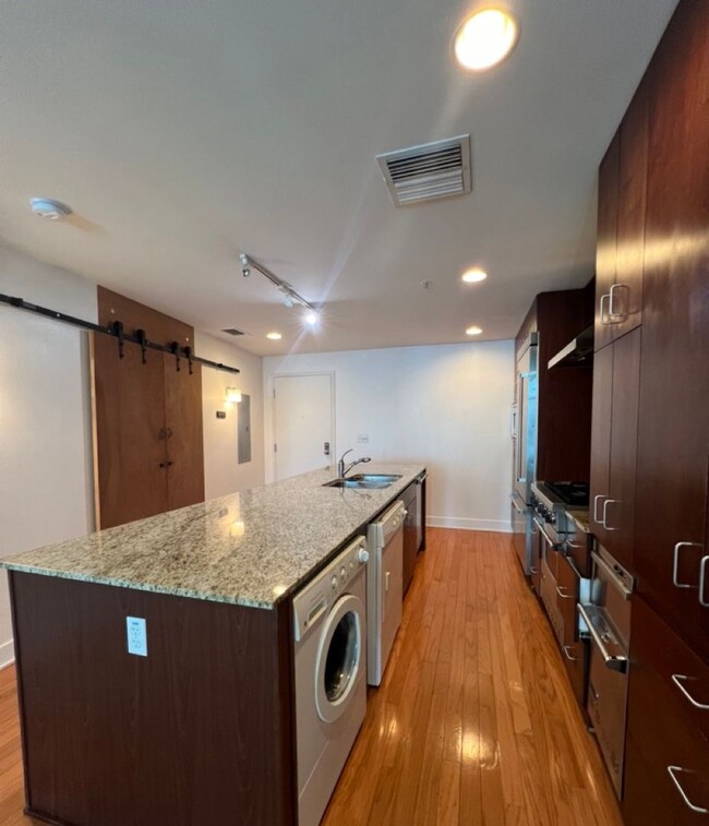 Building Photo - Freshly Painted Upscale 2/1 Condo in amazi...