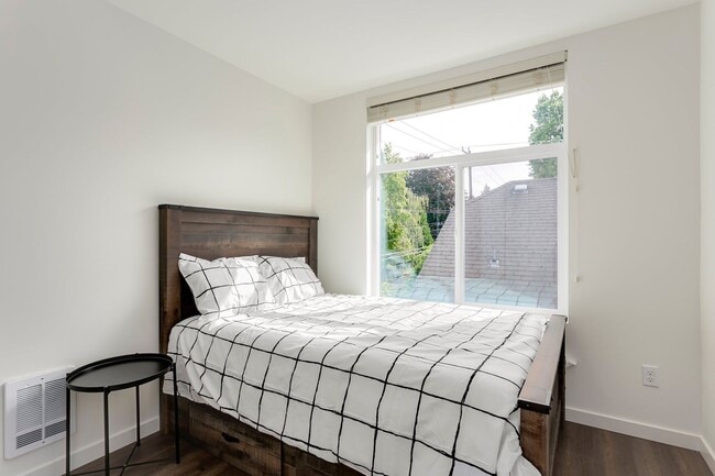 Building Photo - Stunning Student Housing Close to UW **$15...