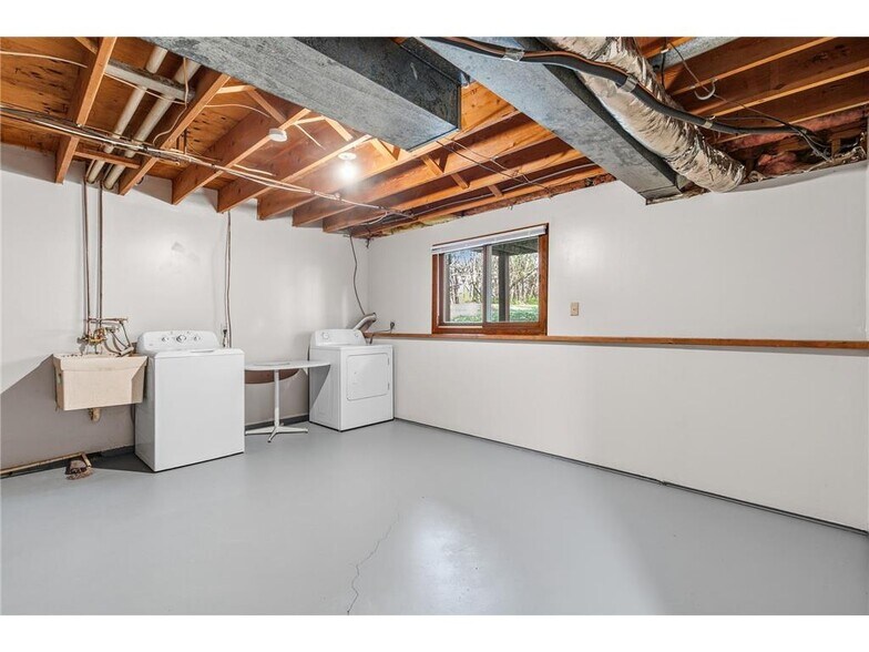 Building Photo - 1347 Hadley Ave N