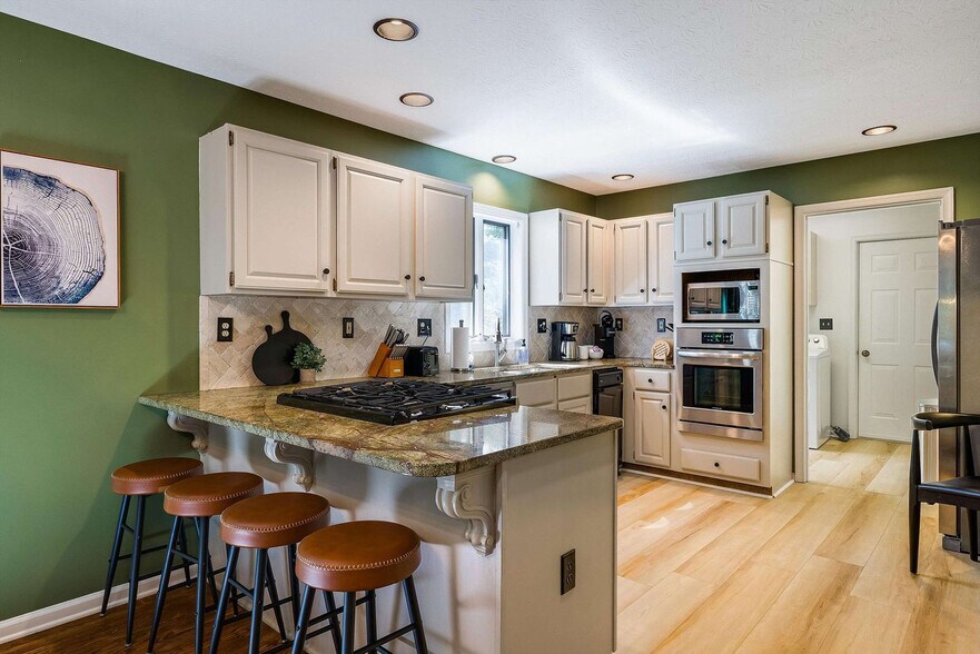 Building Photo - 2420 Hopkins Dr