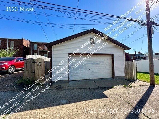Building Photo - 3923 Miami-