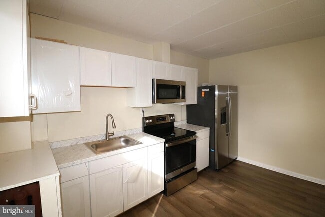 Primary Photo - 403 Pennington Ave