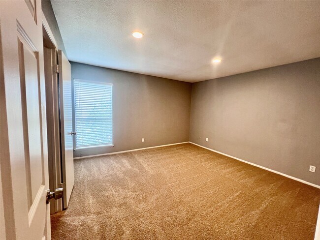 Building Photo - 10047 Westpark Dr