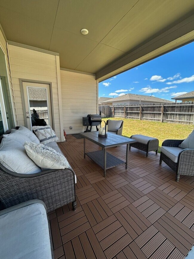 Building Photo - Updated 4-Bed, 3-Bath Home in Creekside – ...
