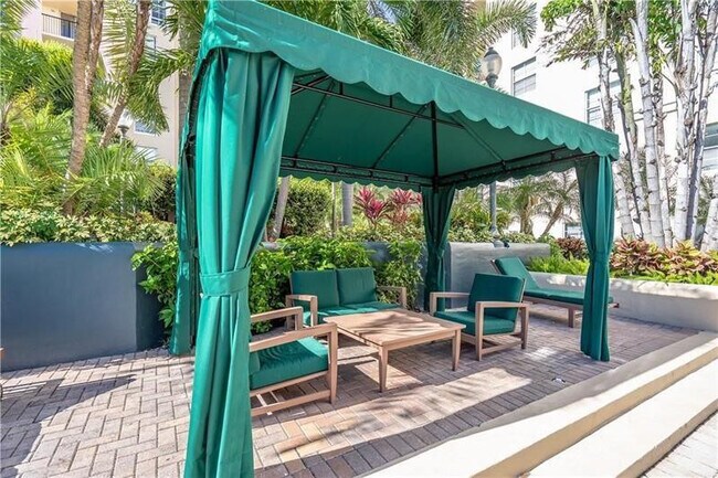 Building Photo - 520 SE 5 Ave