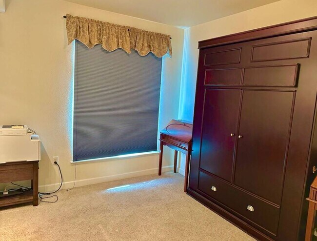 Building Photo - Turn Key Furnished 1 BR, 1 BA with Secure ...