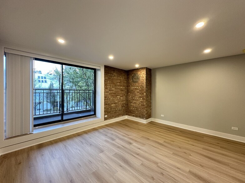 Building Photo - 1214 N La Salle Dr